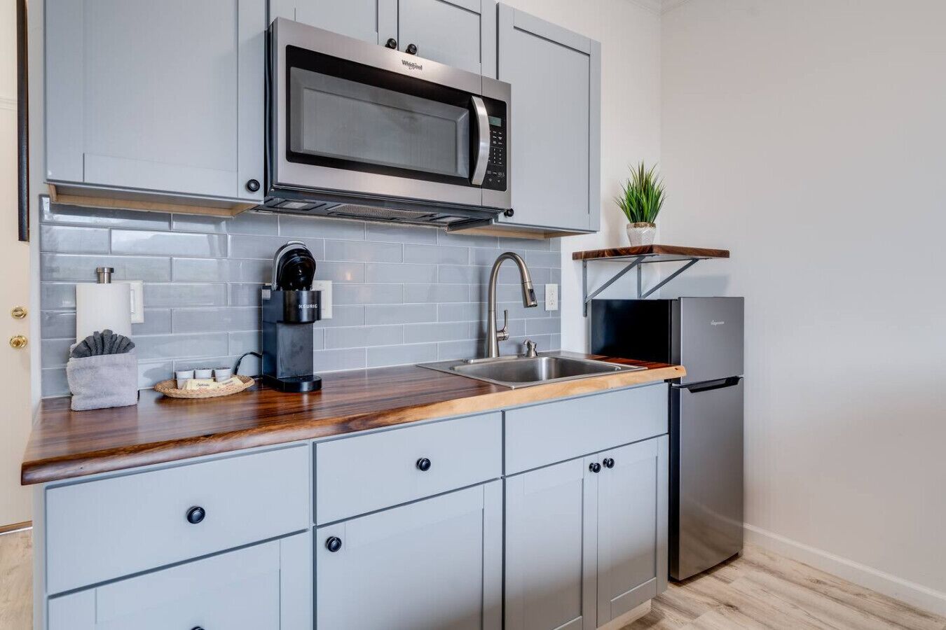 Een koelkast, een magnetron, een koffiezetapparaat/waterkoker