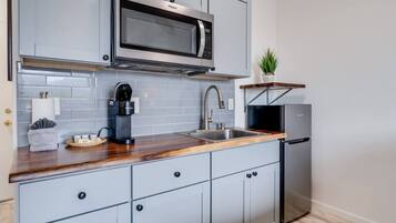 KĂŒhlschrank, Mikrowelle, Wasserkocher mit Kaffee-/Teezubehör, Toaster