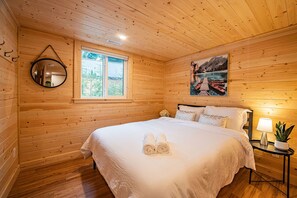 2 bedrooms, travel cot, free WiFi, bed sheets