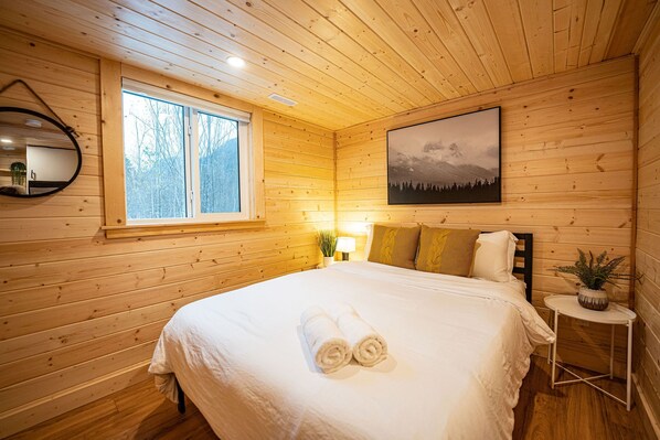 2 bedrooms, travel cot, free WiFi, bed sheets