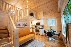 Smart TV - Luna Lodge - Alpha Mountain Lodging + Sauna (Revelstoke)