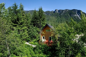 Exterior - Tundra Lodge - Alpha Mountain Lodging + Sauna (Revelstioke)