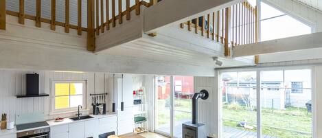 Älytelevisio, takka, kirjoja, stereot