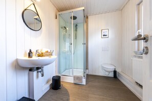 Shower, hair dryer, towels, soap - Scandi design vacation home with harbor view & beach (Wandlitz)