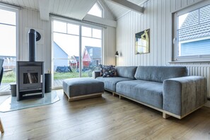 Smart-TV, Kamin, Bücher, Stereoanlage