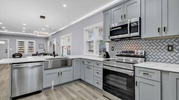 Jääkaappi, mikroaaltouuni, uuni, liesi