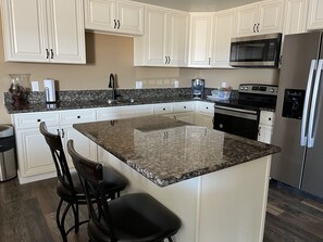 Een koelkast, een magnetron, een oven, een kookplaat