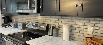 The Suite Spot- Sleeps 7-Only 4 min from downtown