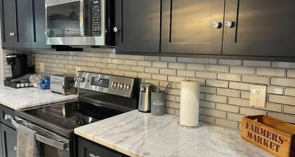 The Suite Spot- Sleeps 7-Only 4 min from downtown