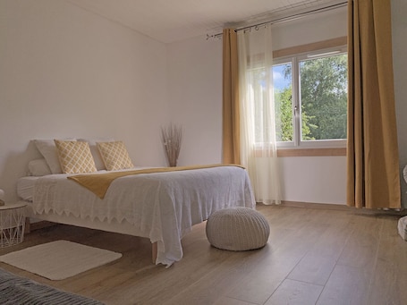 Chambre Triple Confort, vue jardin | Wi-Fi gratuit, draps fournis. Les Tables Aux Vaches