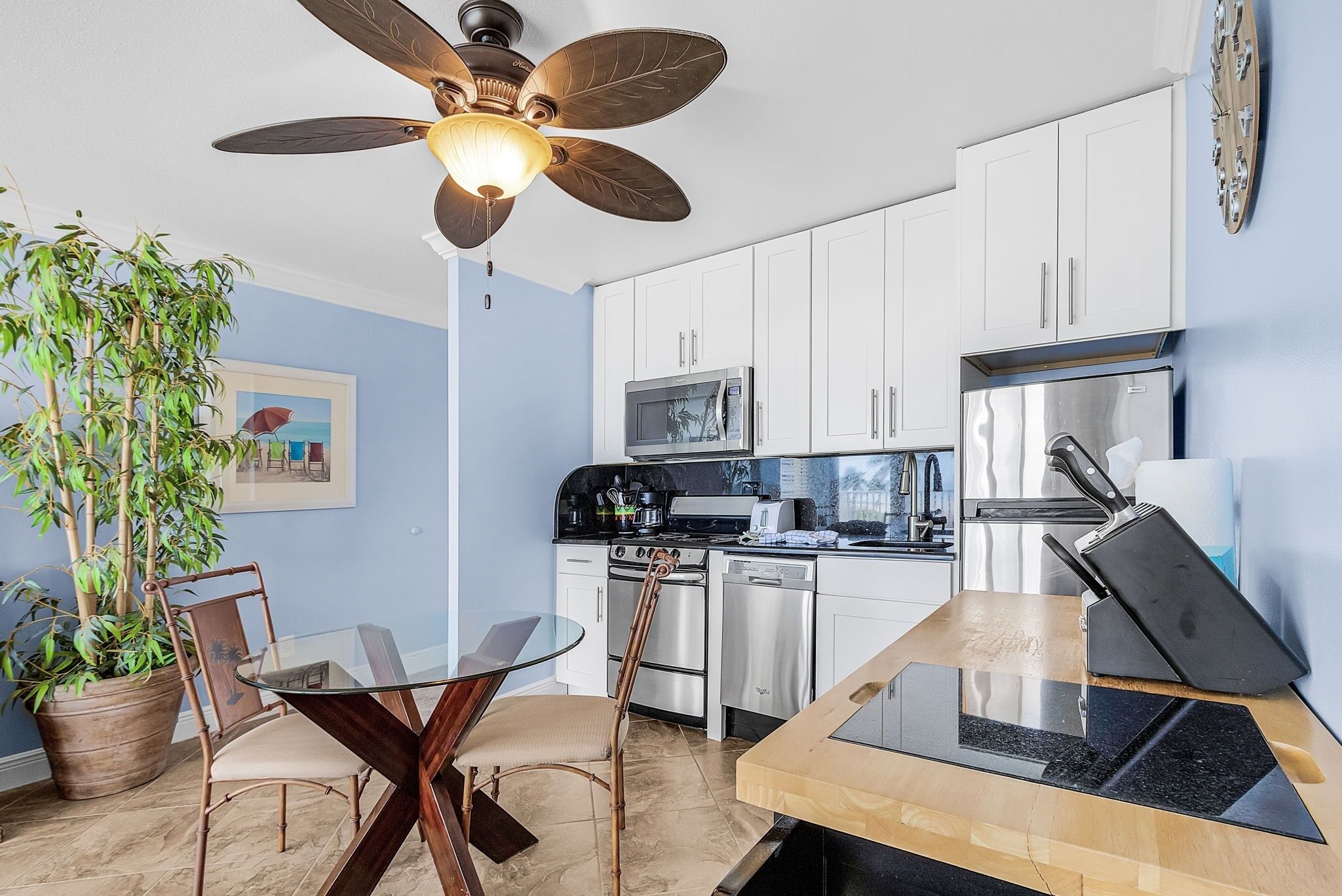 Condo, 1 Bedroom | Private kitchen | Fridge, oven, coffee/tea maker