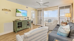Condo, 2 Bedrooms | Living area