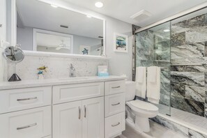 Appart'hôtel, 2 chambres | Salle de bain | Serviettes fournies