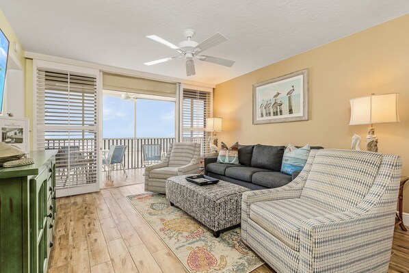 Condo, 2 Bedrooms | Living area