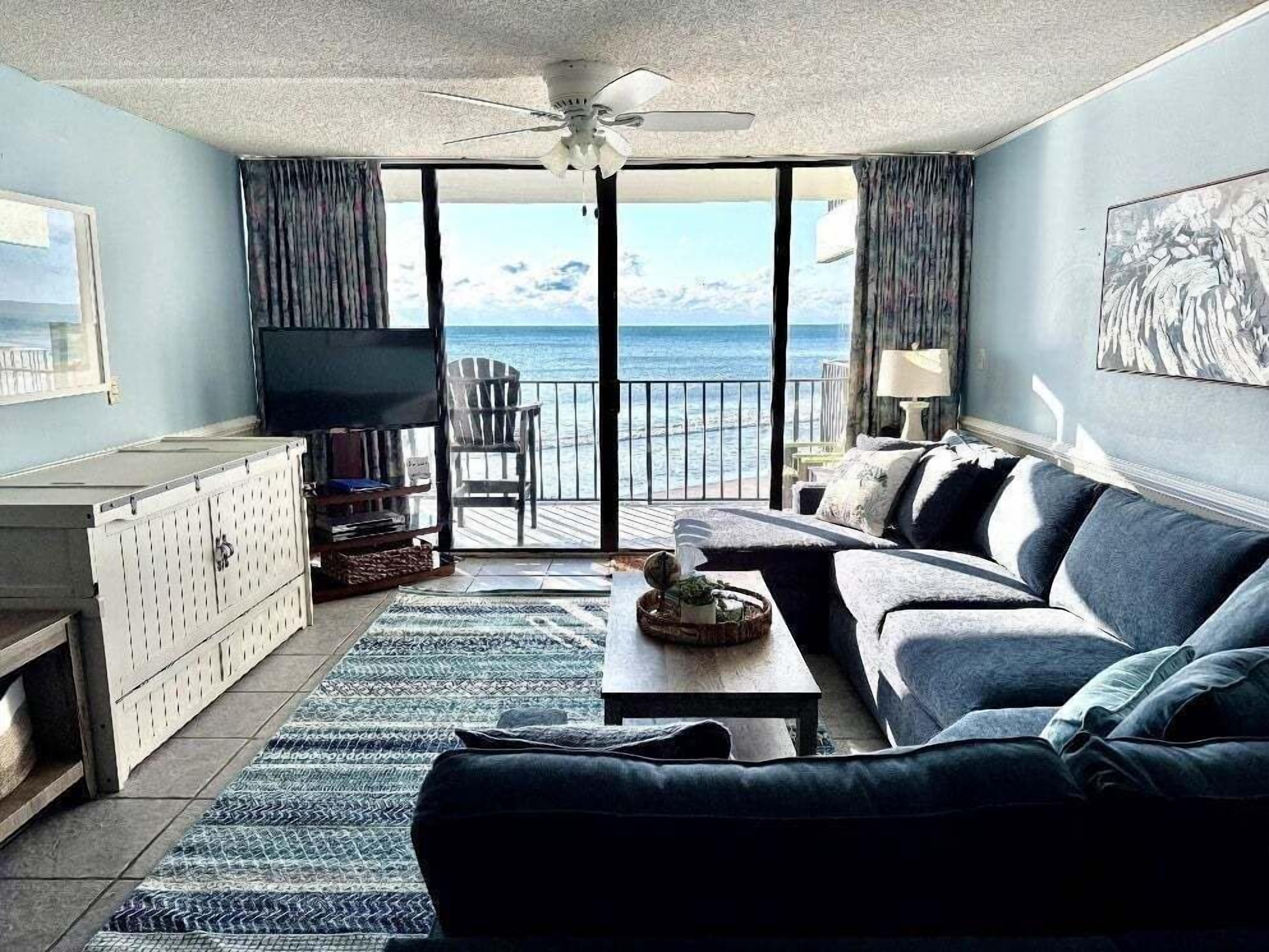 Condo, 1 Bedroom | Living area
