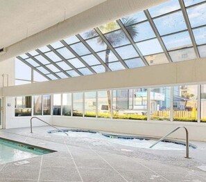 Appartement, 1 slaapkamer | Zwembad | Een binnenzwembad, een verwarmd zwembad