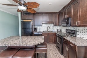 Condo, 2 chambres | Cuisine privée | Réfrigérateur, un four, cafetière-théière, grille-pain