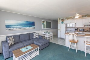 Condo, 2 habitaciones | Área de sala de estar | Smart TV 