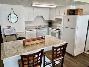 Appart'hôtel, 2 chambres | Cuisine privée | Réfrigérateur, four, cafetière/bouilloire, grille-pain