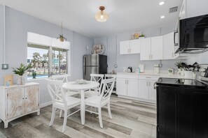 Maison, 2 chambres | Cuisine privée | Réfrigérateur, un four, cafetière-théière