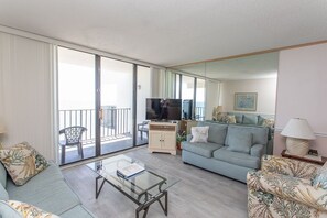 Condo, 2 Bedrooms | Living area