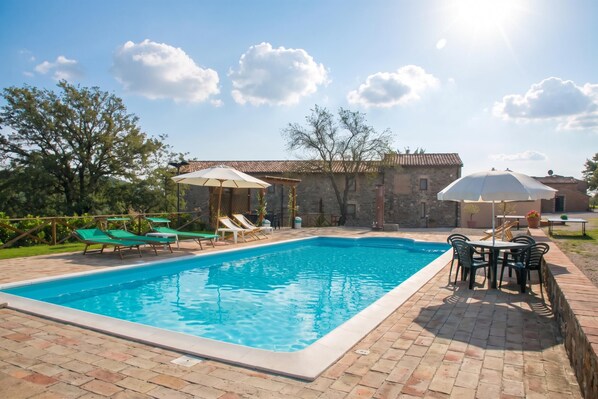Familienhaus, 5 Schlafzimmer, Balkon (Casale Montemoro – Private Pool &) | Pool | Außenpool (je nach Saison geöffnet)
