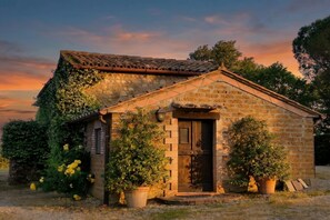 Casa família, 5 quartos, sacada (Casale Montemoro – Private Pool &) | Fachada