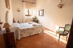 Familienhaus, 5 Schlafzimmer, Balkon (Casale Montemoro – Private Pool &) | 5 Schlafzimmer