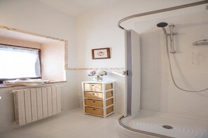 Casa família, 5 quartos, sacada (Casale Montemoro – Private Pool &) | Banheiro