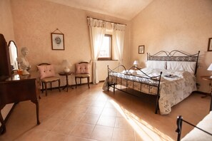 Casa família, 5 quartos, sacada (Casale Montemoro – Private Pool &) | 5 quartos