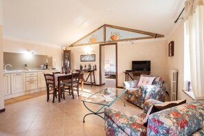 Familienhaus, 5 Schlafzimmer, Balkon (Casale Montemoro – Private Pool &) | Wohnbereich | Flachbildfernseher
