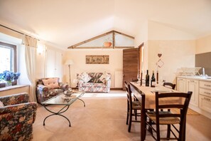 Familienhaus, 5 Schlafzimmer, Balkon (Casale Montemoro – Private Pool &) | Wohnbereich | Flachbildfernseher