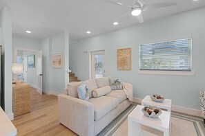 House, 4 Bedrooms | Living area | Smart TV
