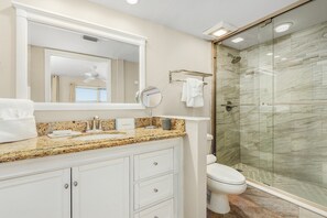 Condo, 2 habitaciones | Baño | Toallas 
