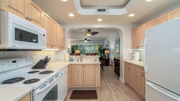 Condo, 2 Bedrooms | Private kitchen | Fridge, oven, coffee/tea maker, toaster