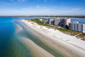 Condo, 2 habitaciones | Playa | En la playa