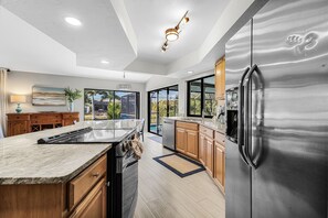 House, 3 Bedrooms | Private kitchen