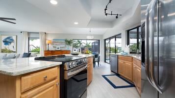 House, 3 Bedrooms | Private kitchen | Fridge, oven, coffee/tea maker, toaster