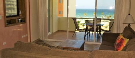 Condo, 2 habitaciones | Área de sala de estar