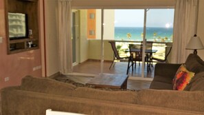Condo, 2 quartos | Área de estar