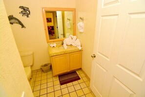 Condo, 2 quartos | Banheiro | Toalhas de banho 