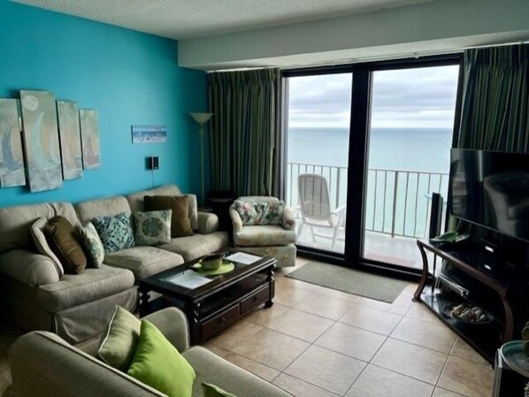 Condo, 2 habitaciones | Área de sala de estar