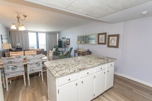 公寓客房, 2 間臥室 | 起居區 | 智慧型電視