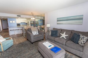 Condo, 2 habitaciones | Área de sala de estar | Smart TV