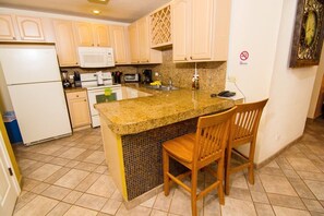 Condo, 1 habitación | Cocina privada | Refrigerador, horno, cafetera y tetera y tostadora 