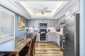Maison, 3 chambres | Cuisine privée | Réfrigérateur, four, cafetiÚre/bouilloire