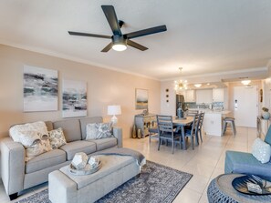 Condo, 2 phòng ngủ | Khu phòng khách