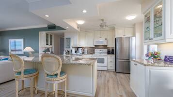 Condo, 2 chambres | Cuisine privée | Réfrigérateur, un four, cafetière-théière, grille-pain