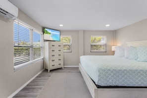 4 bedrooms, individually decorated, individually furnished, free WiFi - Shells N Sunshine! Getaway Destination Just Minutes From The White Sandy Beaches Of Fort Myers! 4 Bedroom Home by RedAwning (Fort Myers Beach)