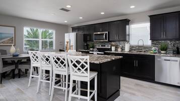 House, 3 Bedrooms | Private kitchen | Fridge, oven, coffee/tea maker